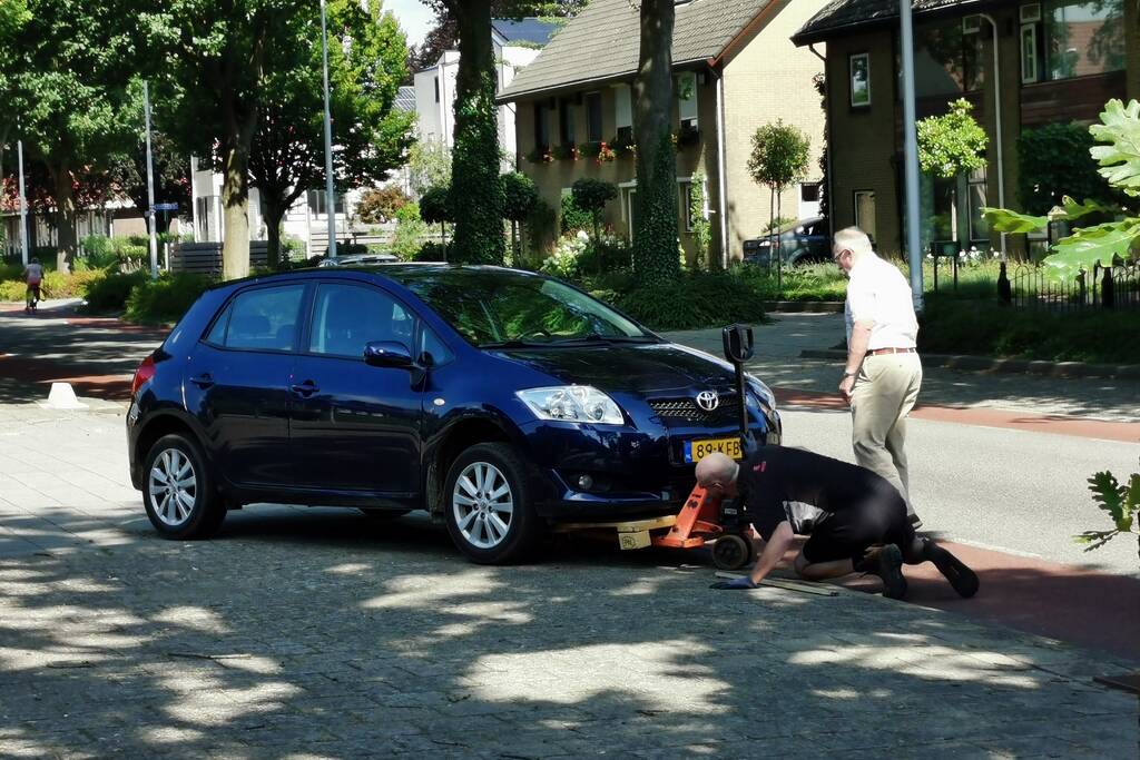 Automobilist neemt bocht tekort en belandt op betonblok