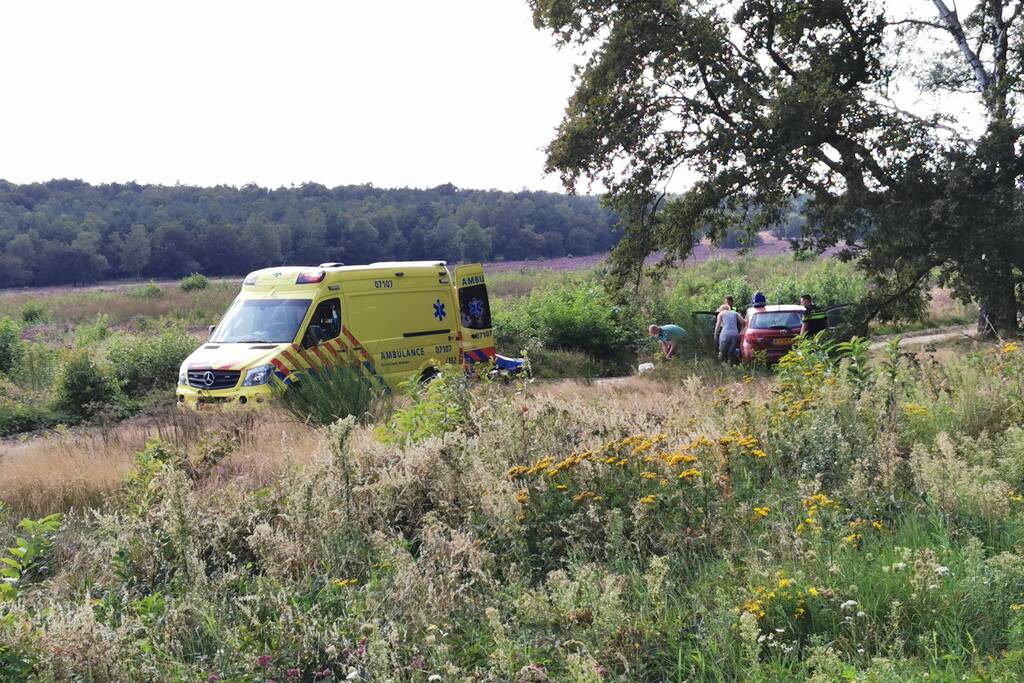 Automobilist raakt van de weg belandt in heidegebied