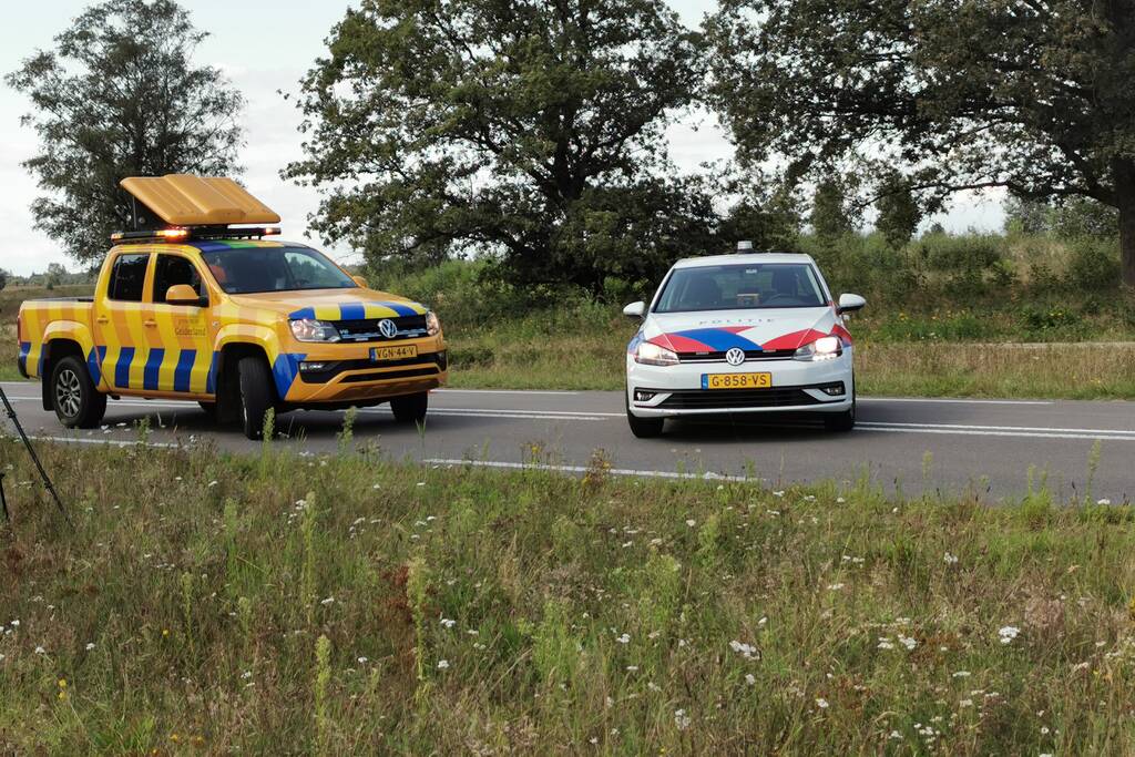 Automobilist raakt van de weg belandt in heidegebied