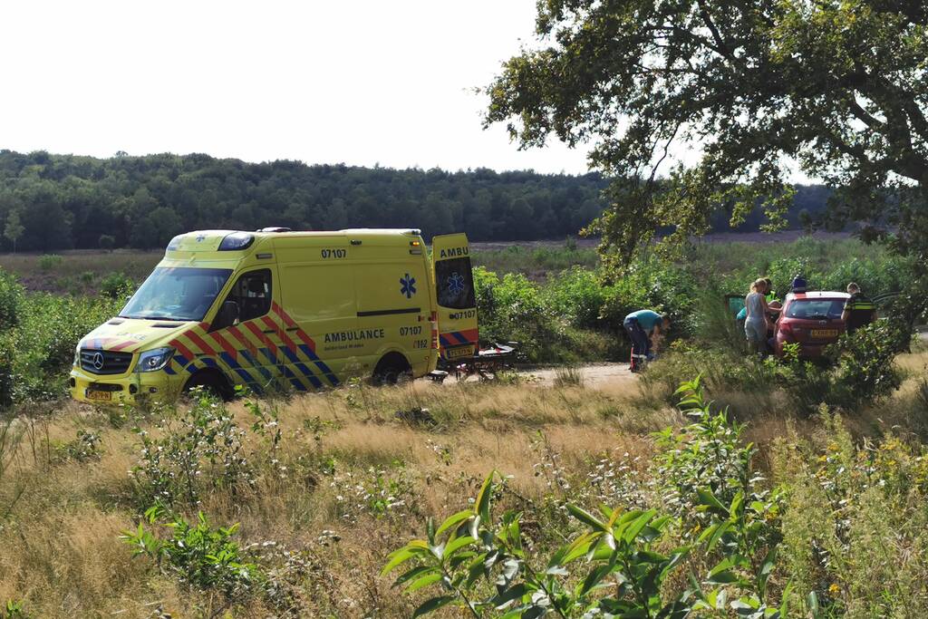 Automobilist raakt van de weg belandt in heidegebied