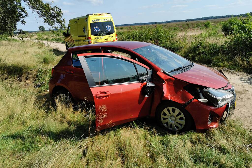 Automobilist raakt van de weg belandt in heidegebied