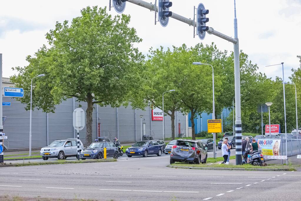 Flinke schade bij botsing op industrieterrein de Isselt