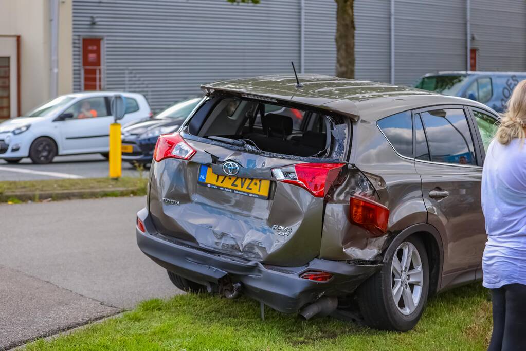 Flinke schade bij botsing op industrieterrein de Isselt