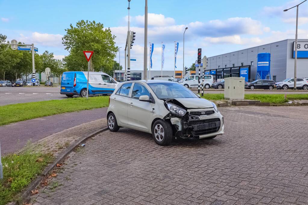 Flinke schade bij botsing op industrieterrein de Isselt