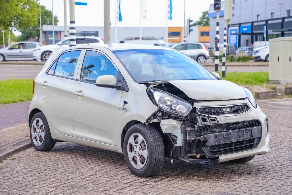 Flinke schade bij botsing op industrieterrein de Isselt
