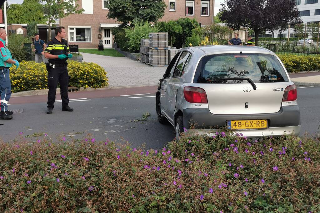 Auto slipt en botst op middengeleider