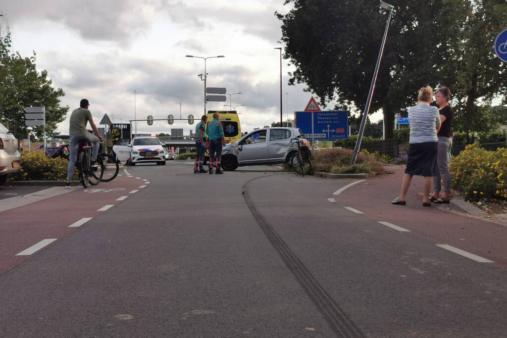 Auto slipt en botst op middengeleider