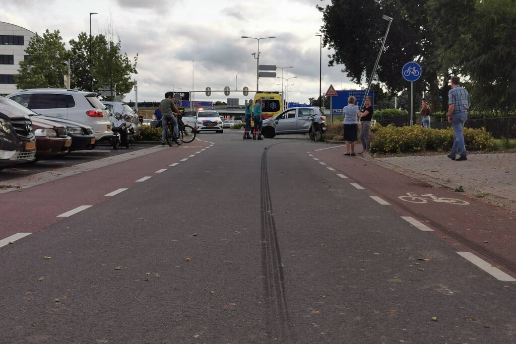 Auto slipt en botst op middengeleider