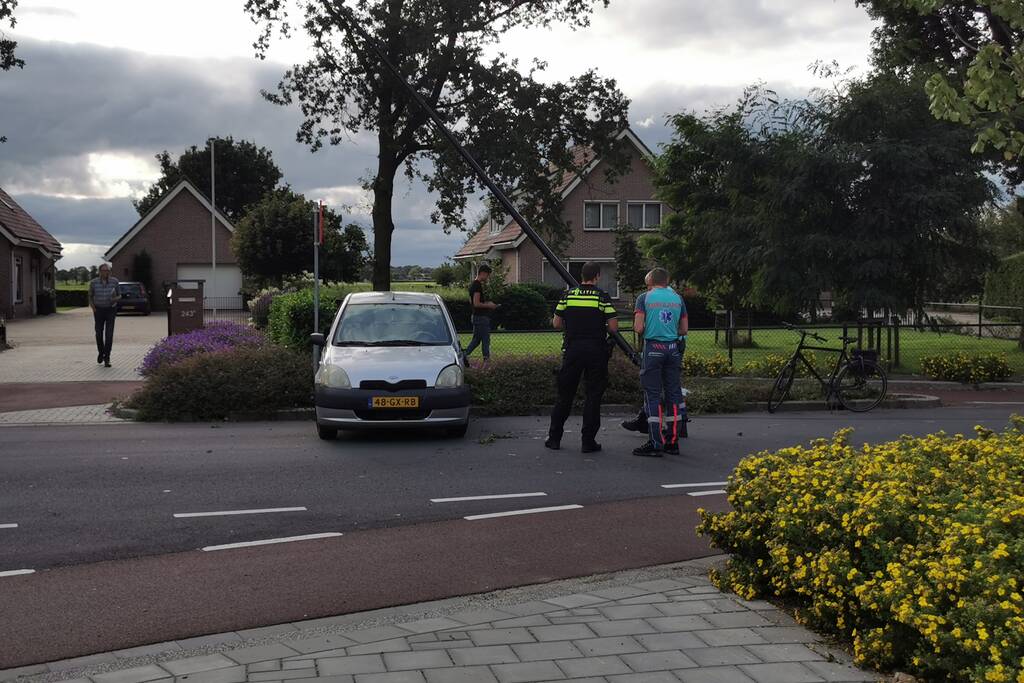 Auto slipt en botst op middengeleider