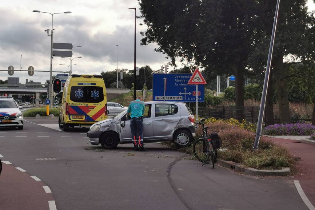 Auto slipt en botst op middengeleider
