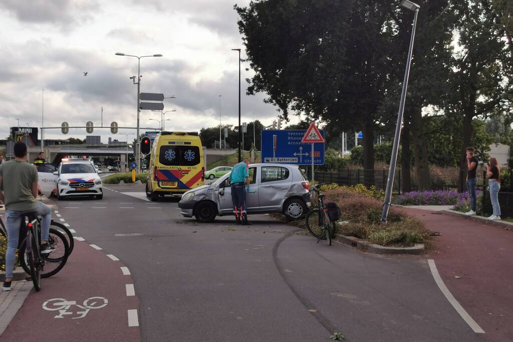Auto slipt en botst op middengeleider