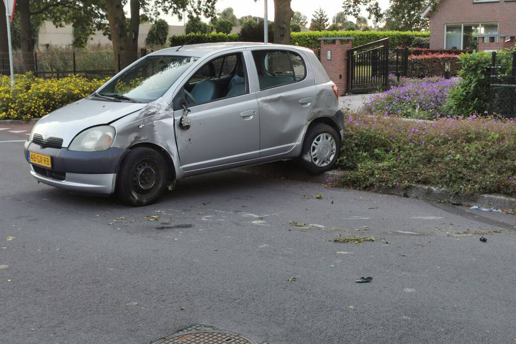 Auto slipt en botst op middengeleider