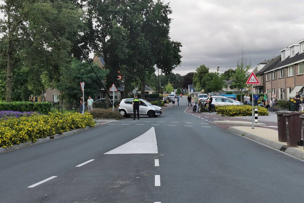 Auto slipt en botst op middengeleider
