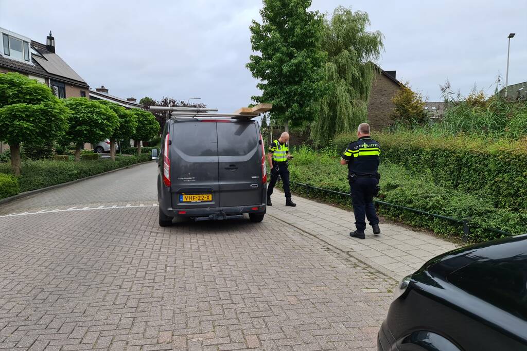 Bestelbus rijdt achteruit en rijdt oudere vrouw op fiets aan