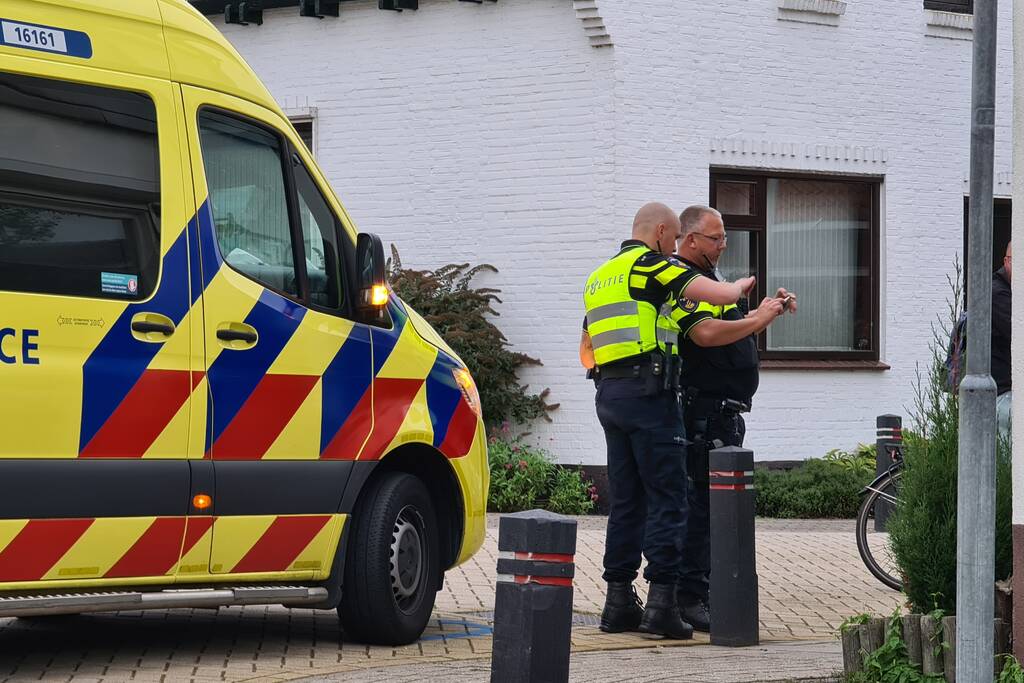 Bestelbus rijdt achteruit en rijdt oudere vrouw op fiets aan