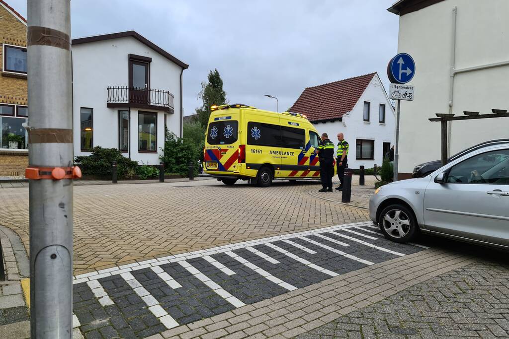 Bestelbus rijdt achteruit en rijdt oudere vrouw op fiets aan
