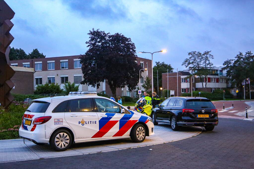 Wielrenner onderuit gegaan op rotonde