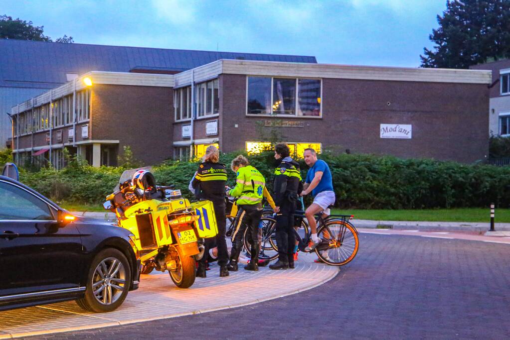 Wielrenner onderuit gegaan op rotonde