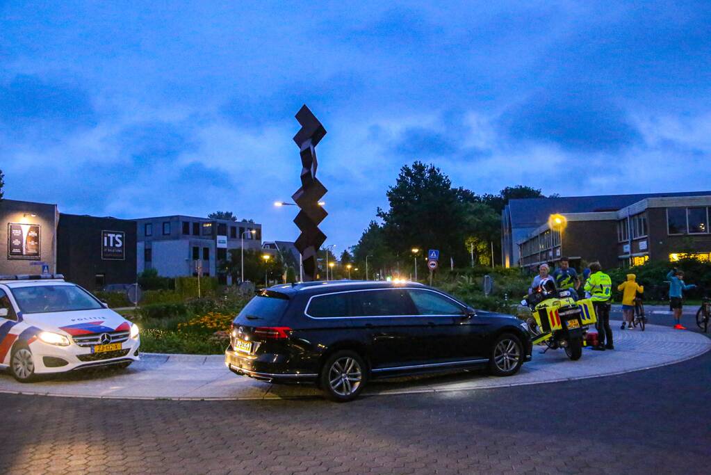 Wielrenner onderuit gegaan op rotonde