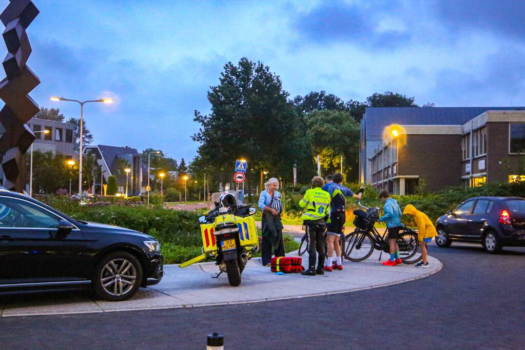 Wielrenner onderuit gegaan op rotonde