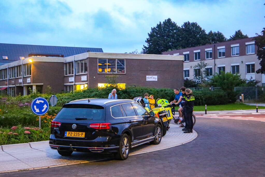 Wielrenner onderuit gegaan op rotonde