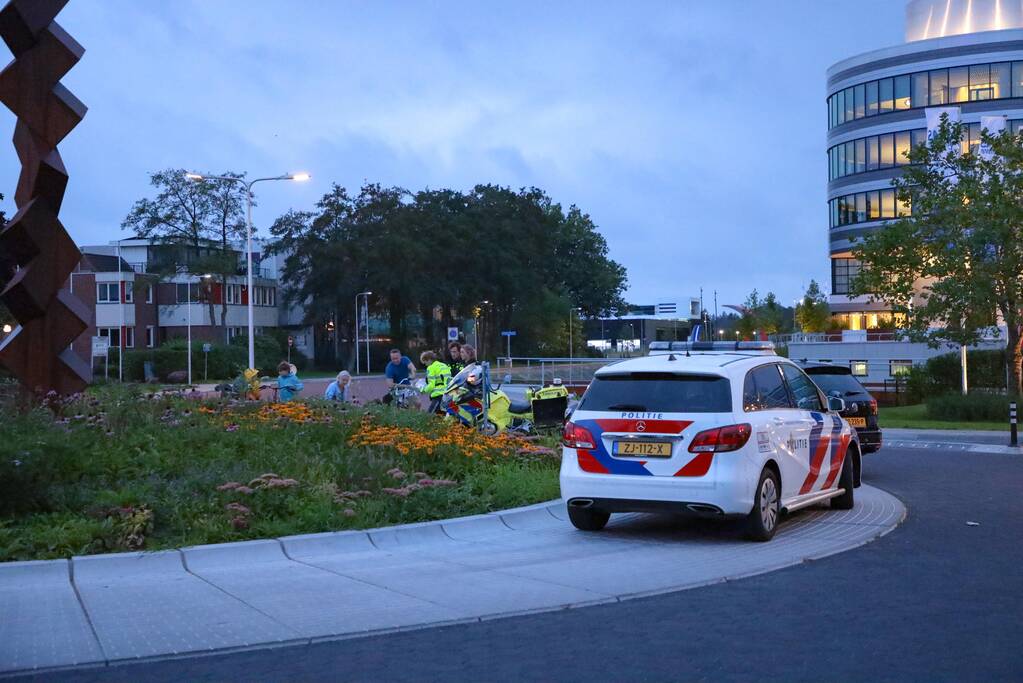 Wielrenner onderuit gegaan op rotonde