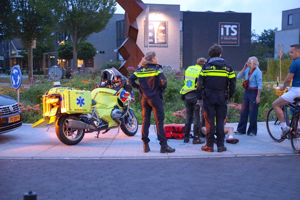 Wielrenner onderuit gegaan op rotonde