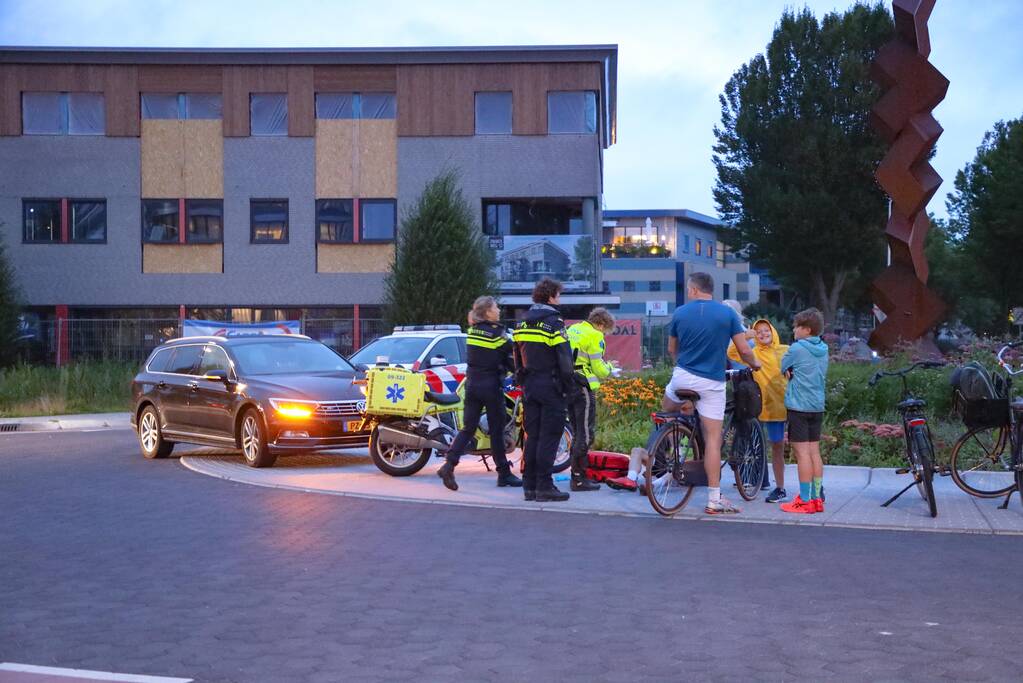 Wielrenner onderuit gegaan op rotonde