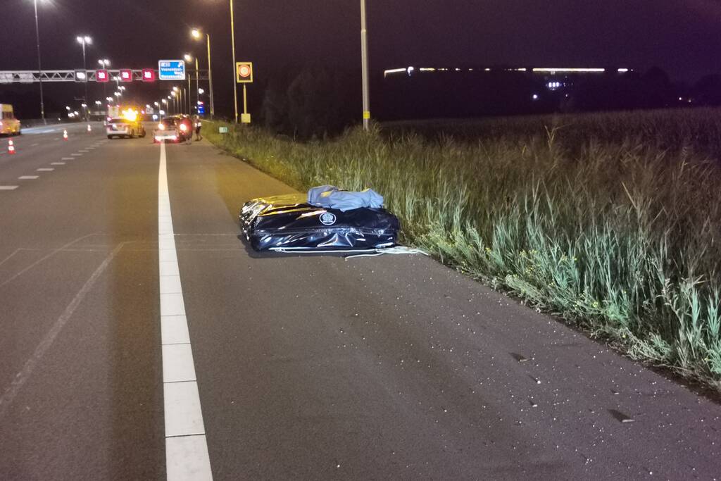 Auto belandt in berm na uitwijkmanoeuvre