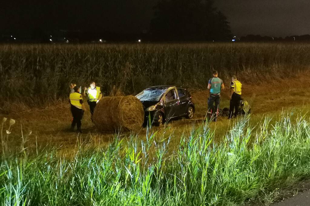 Auto belandt in berm na uitwijkmanoeuvre