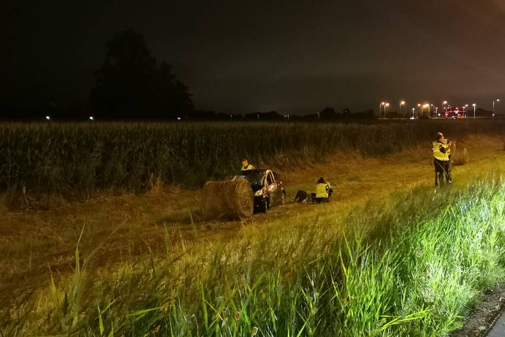 Auto belandt in berm na uitwijkmanoeuvre