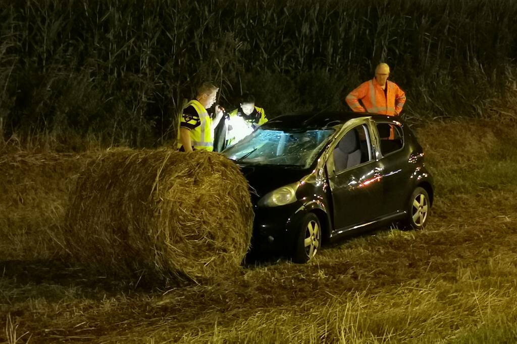 Auto belandt in berm na uitwijkmanoeuvre
