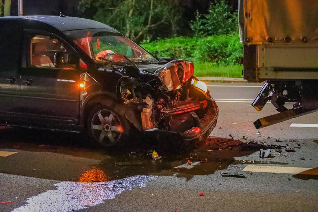 Bestelbus botst op vrachtwagen