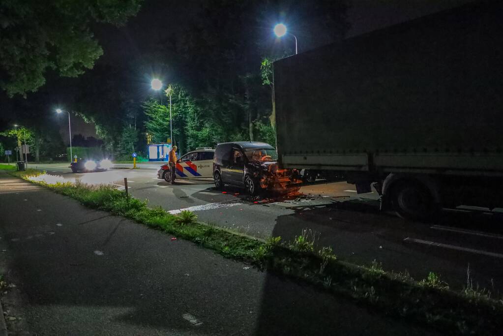 Bestelbus botst op vrachtwagen