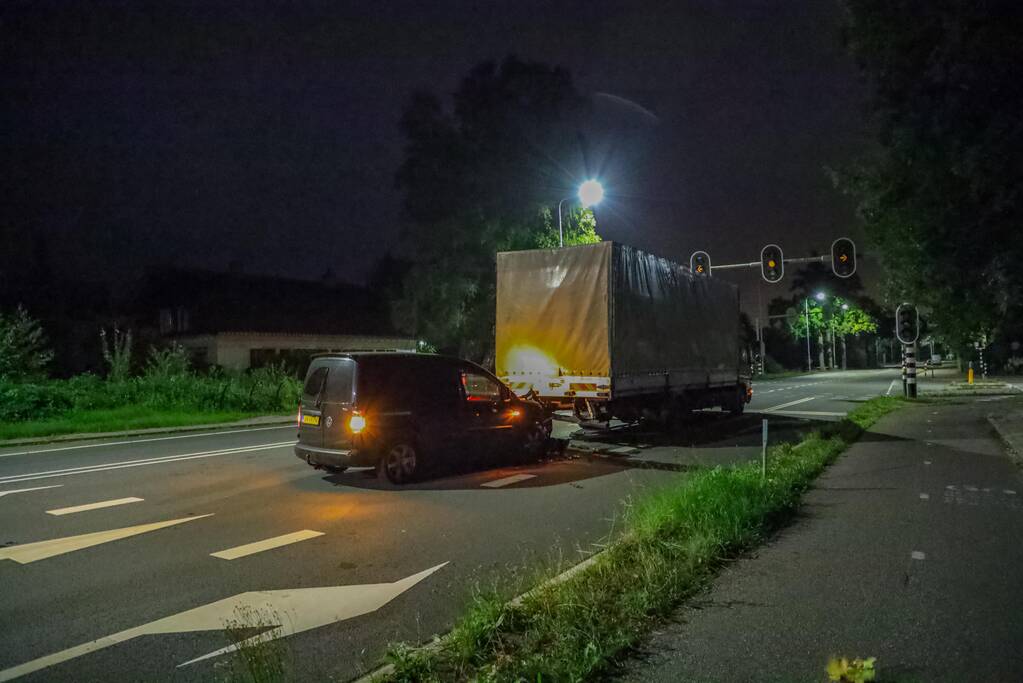Bestelbus botst op vrachtwagen