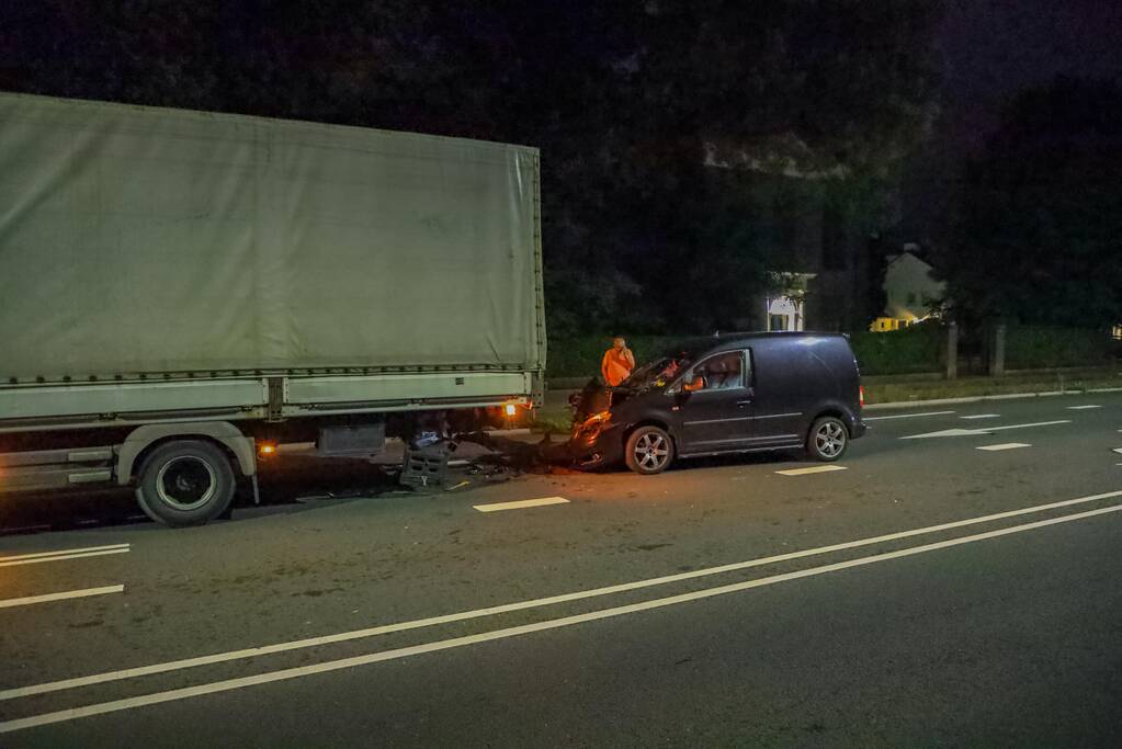 Bestelbus botst op vrachtwagen