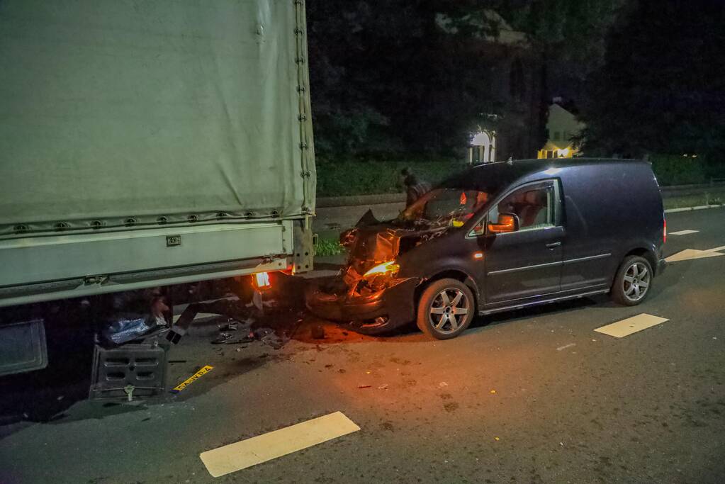 Bestelbus botst op vrachtwagen