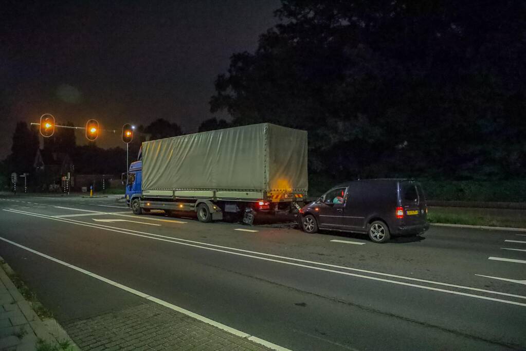 Bestelbus botst op vrachtwagen