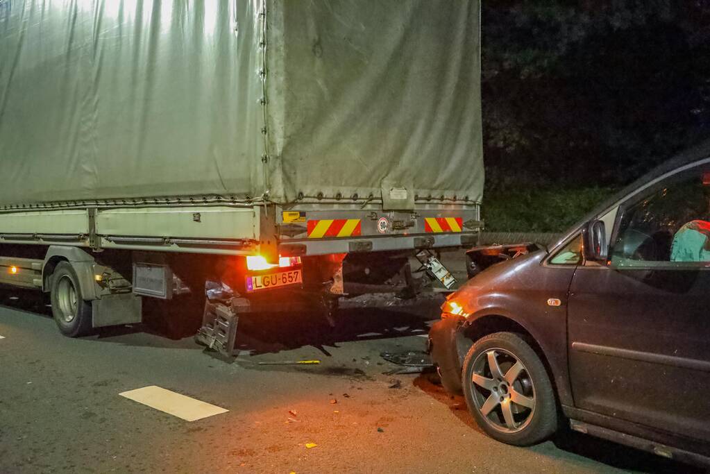 Bestelbus botst op vrachtwagen
