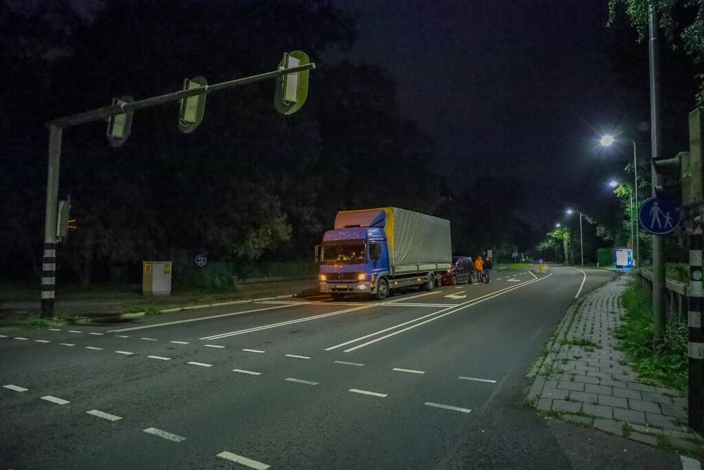 Bestelbus botst op vrachtwagen