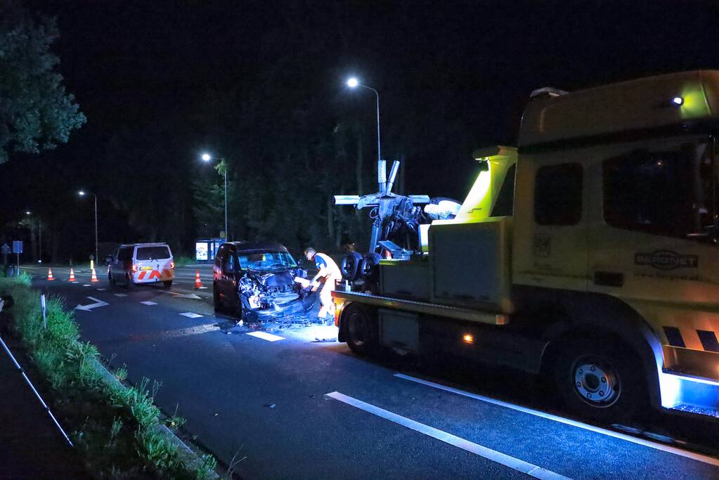 Bestelbus botst op vrachtwagen