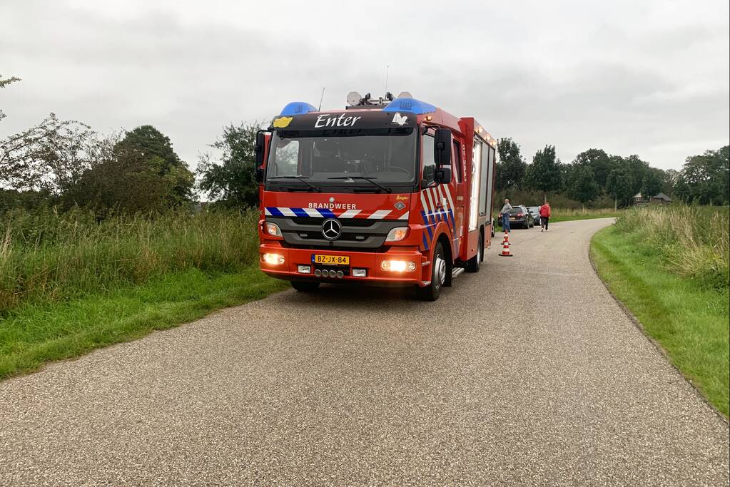 Brandweer in actie voor brand op weiland