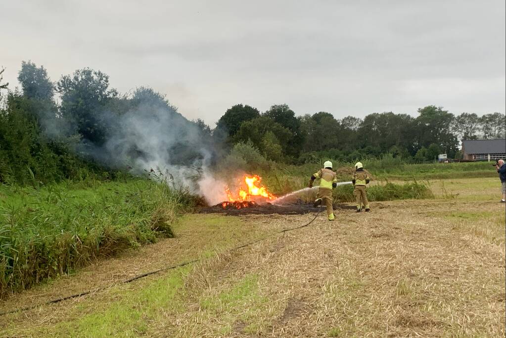 Brandweer in actie voor brand op weiland