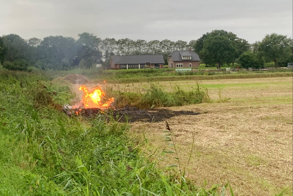 Brandweer in actie voor brand op weiland