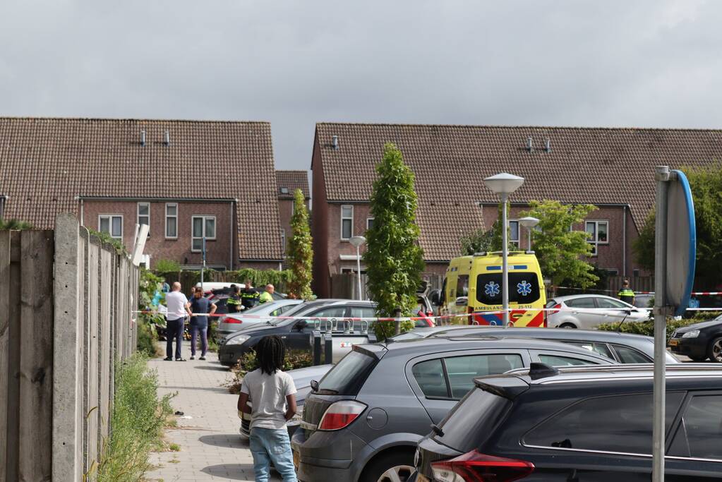 Persoon steekt man neer in woning