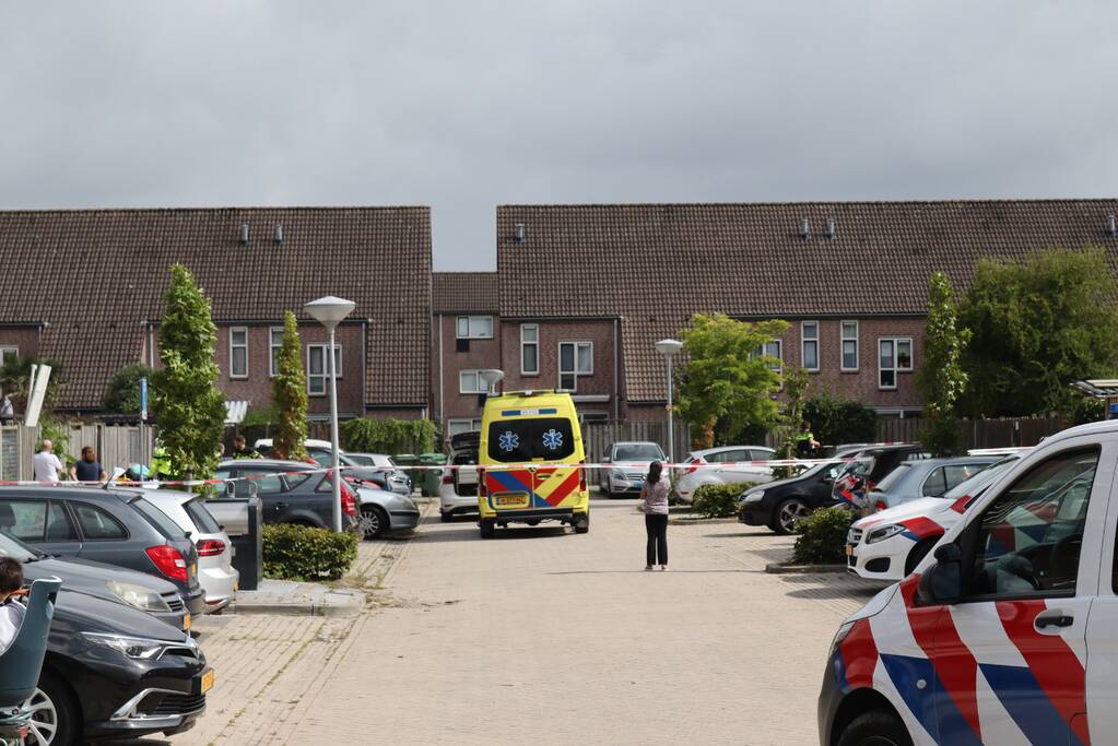 Persoon steekt man neer in woning