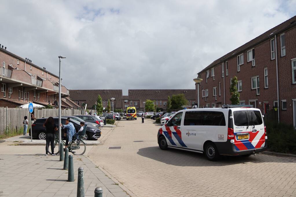 Persoon steekt man neer in woning