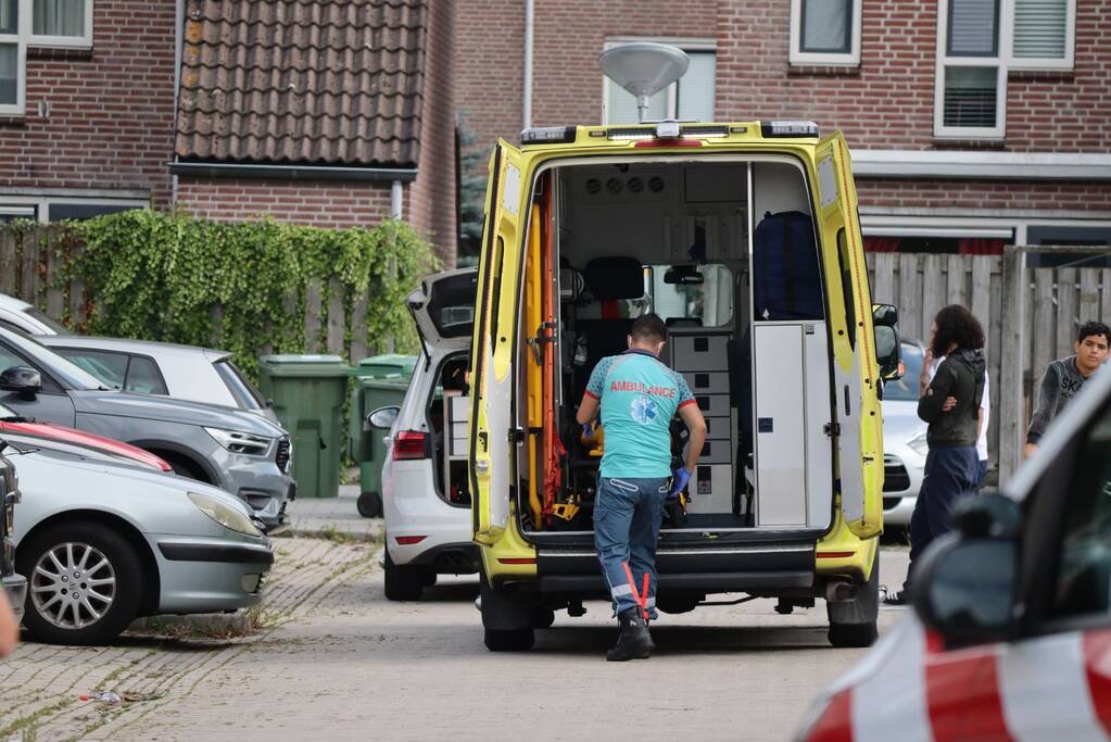 Persoon steekt man neer in woning