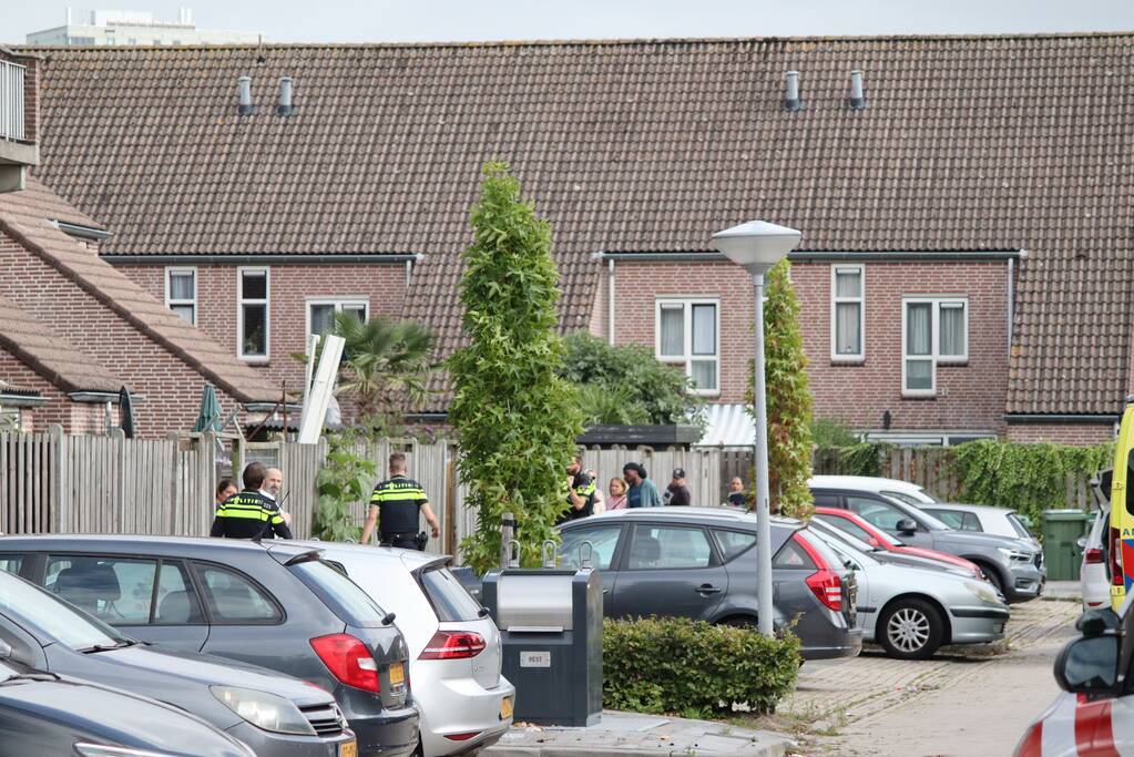 Persoon steekt man neer in woning