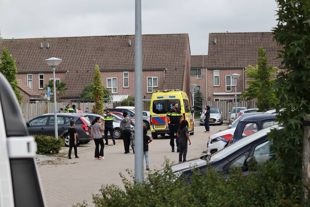 Persoon steekt man neer in woning
